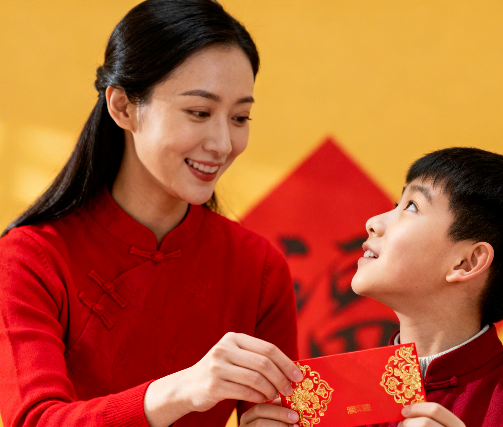 “妈妈让孩子上交2万压岁钱”，冲上热搜！