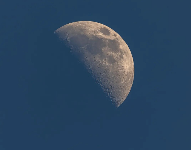 月球表面的三个神秘字母到底是什么？